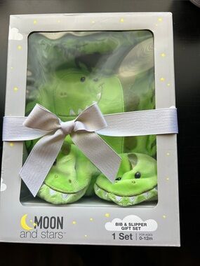 NWT moon & stars bib slipper gift set green dinosaur baby